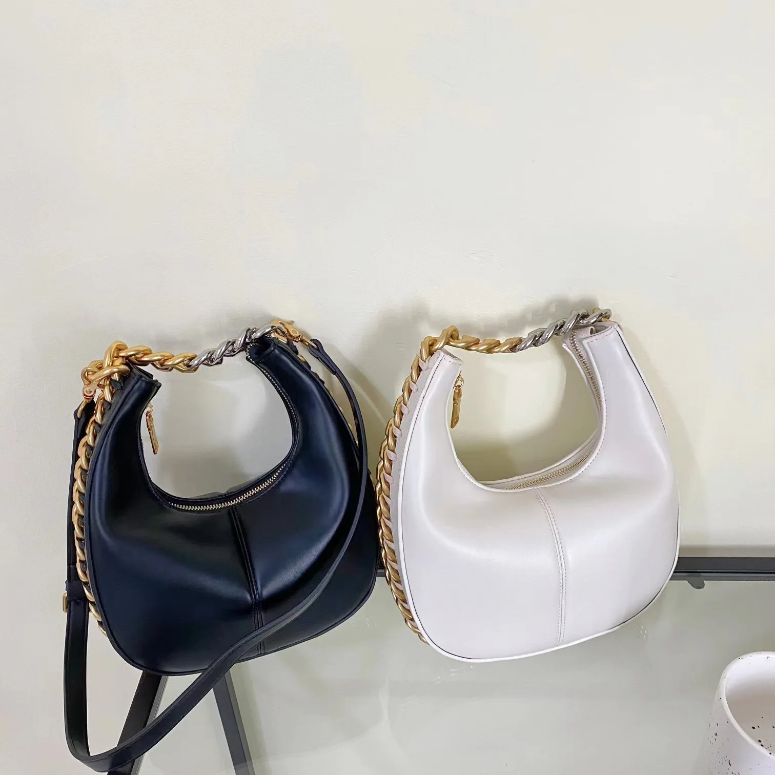 

Women's Bag 2022 New Fashion Simple Chain Underarm Bag Half Selenodont Bag High-Grade Handbag Shoulder Messenger Bag