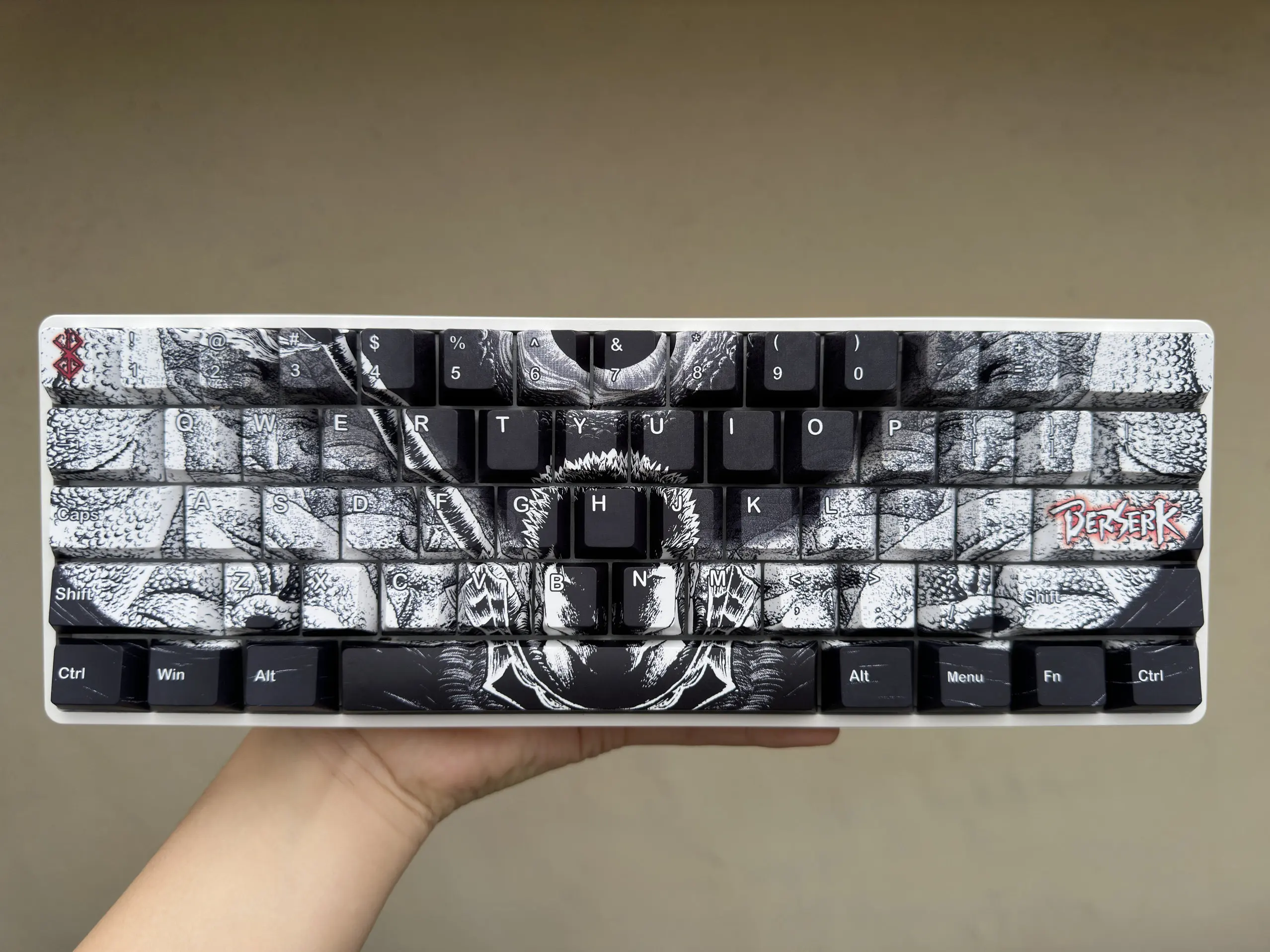Фото Черные кейкапы Black Berserk Guts Cherry PBT с пятисторонней сублимацией, игровые кейкапы с анимационным дизайном для механических клавиатур 60, 64, 68, 75, 87 №3