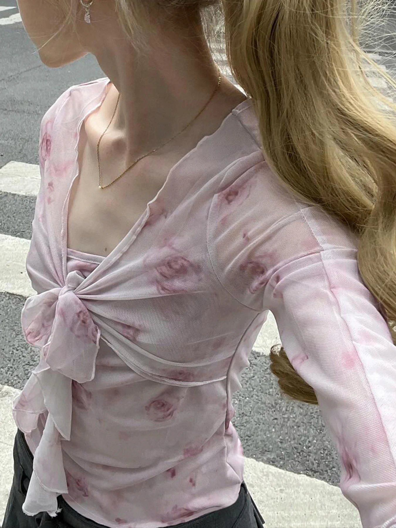 Футболка с принтом в сеточку