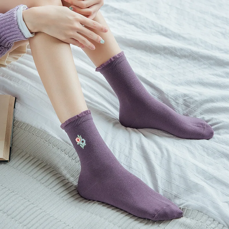 

Casual Versatile Women Cotton Pile Socks Spring Autumn Solid Color Cute Small Flower Embroidery Comfortable Female Socks SK52