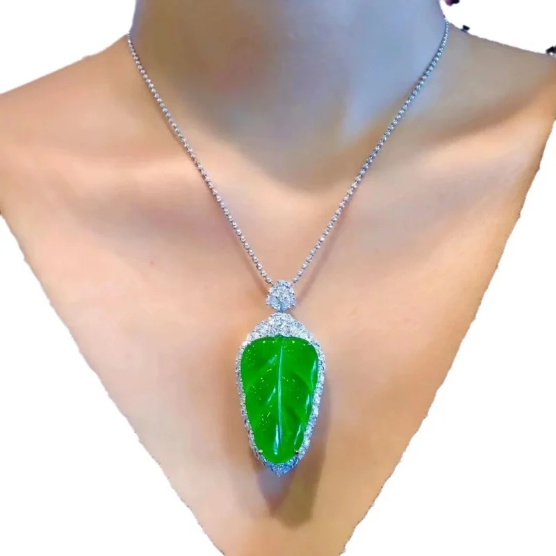 Кулон в виде листьев императора зеленого солнца из нефрита