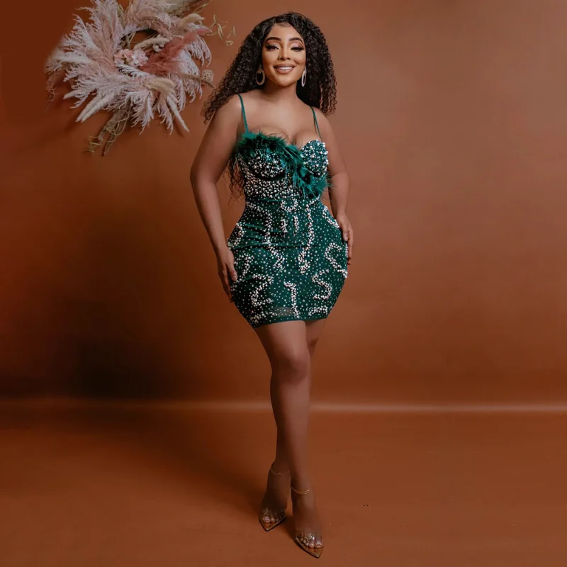 

Женское облегающее мини-платье с бриллиантами и перьями