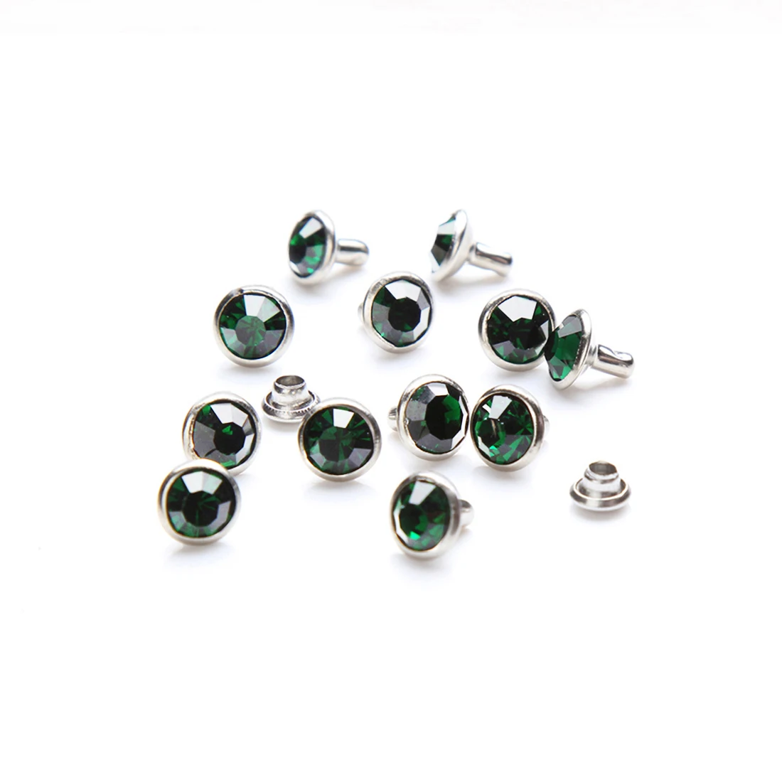Заклепки из горного хрусталя 6 мм и 8 с изумрудными кристаллами серебристая