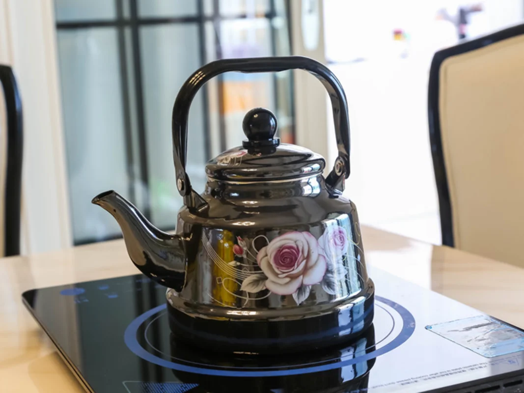 

Черный толстый портативный эмалированный чайник в стиле ретро, 1,7 л, домашний чайник, газовая плита, огневарка, универсальный чайник для кофе, молока, китайской медицины