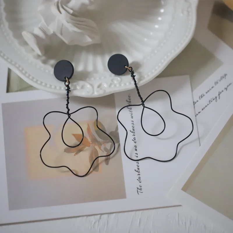 

2022 New Ins Wind Flower Earrings Personality Abstract Artistic Sense Black Line Earrings 925 Silver Needles