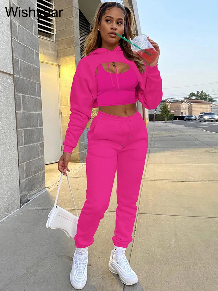 Костюм спортивный женский бархатный из кроп-топа жилета и спортивных брюк