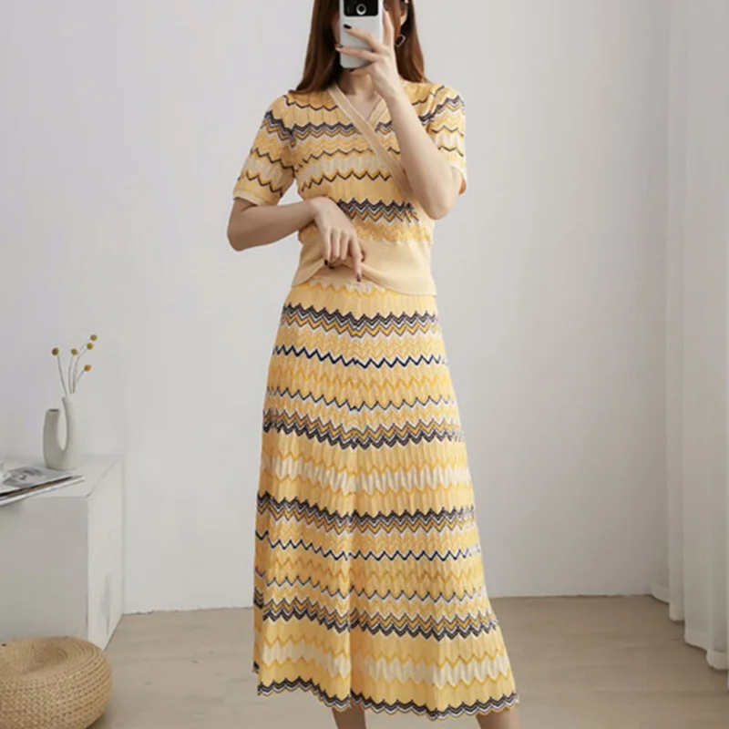 

2022 Summer New Knitted 2 Piece Set Short Sleeve Sweater Crop Top V-Neck Wave Striped Big Swing Long Skirt Sets Two Piece Suits