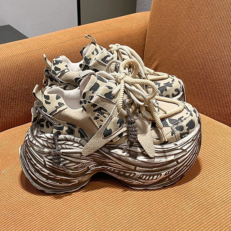 Кроссовки на высокой платформе кожаные прогулочные туфли танкетке 8 см женские