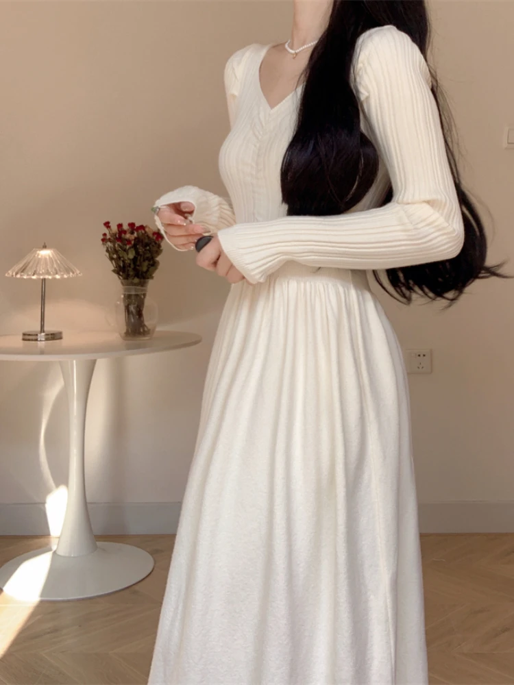 Женское трикотажное платье-свитер с V-образным вырезом