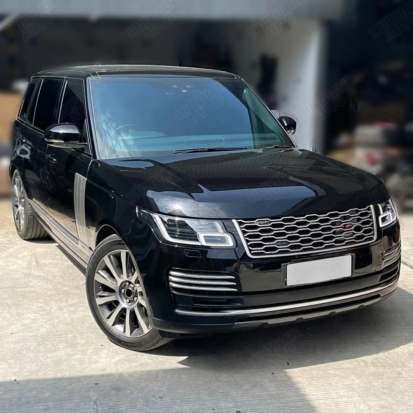 Фото Для Range Rover Vogue 2013-2017: Обновление до модели 2022 года (OEM) — комплект обвеса нового дизайна (передний и задний бамперы) №2