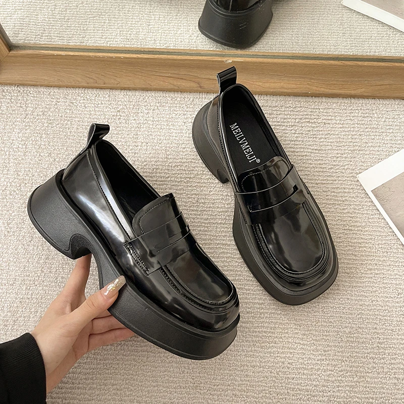 

Новинка 2022, блестящие черные мужские слипоны на толстой подошве, повседневные кожаные туфли с квадратным носком, модные мужские оксфорды с ...