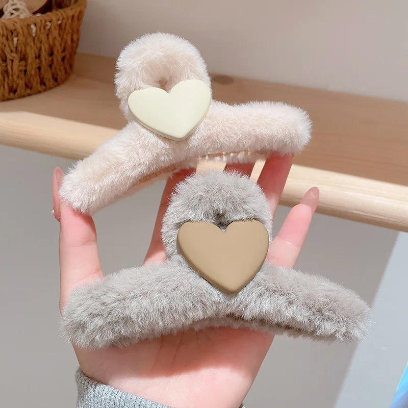 Купи Korean Plush Heart Hair Claw Clips for Women Autumn Winter Hair Clip Sweet Solid Large Shark Clip Girls Fashion Hair Accesseries за 90 рублей в магазине AliExpress