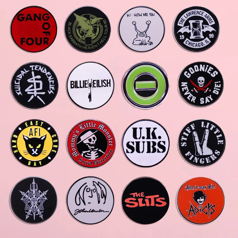 Брошь в виде рок-группы