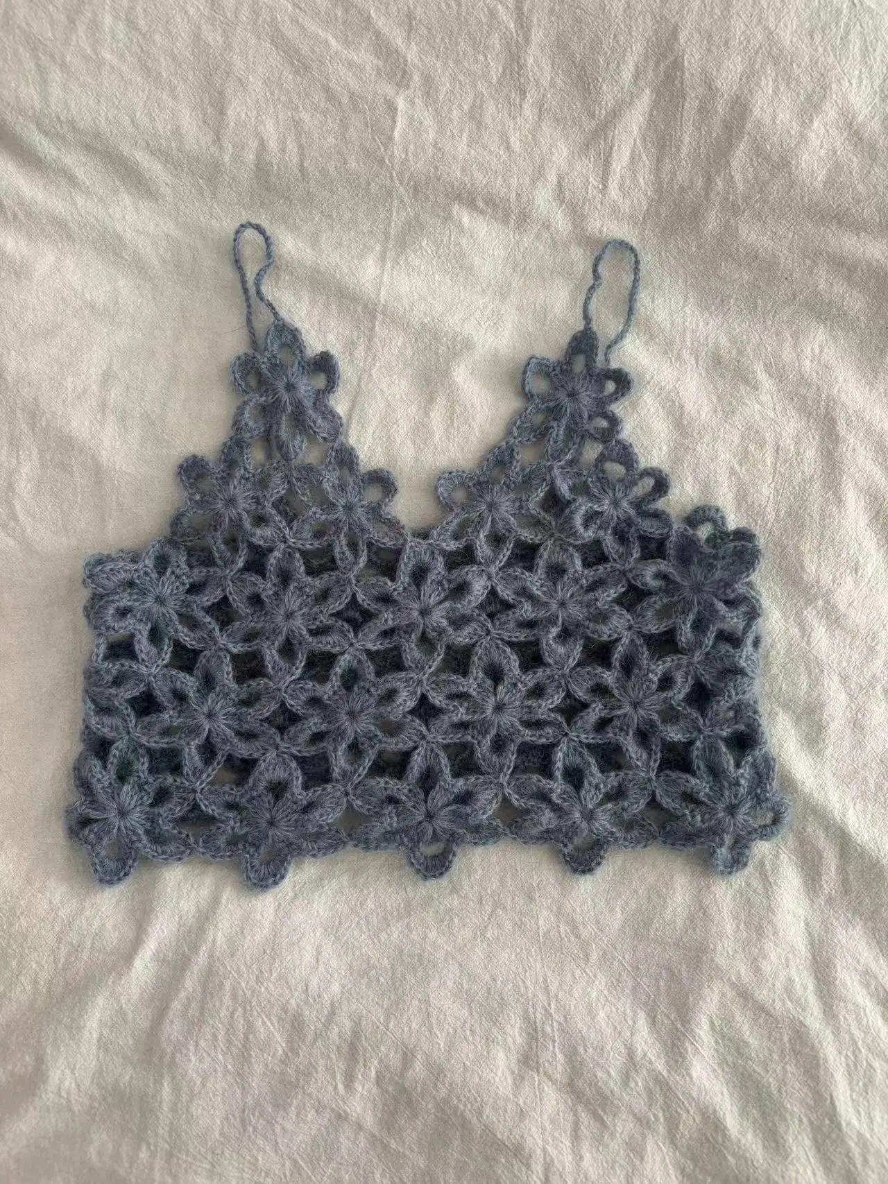 Женский топ с узлом-крючком Короткий трикотажный без рукавов синими подтяжками