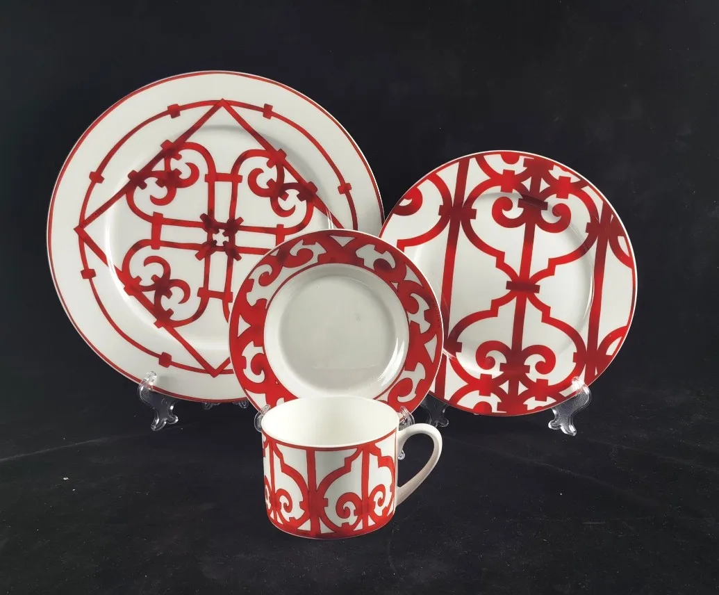 

Red Iron Window European Decor Modern Ceramics Western Plates Bone Porcelain Ornaments Tableware Decorations Cups Dessert Tray