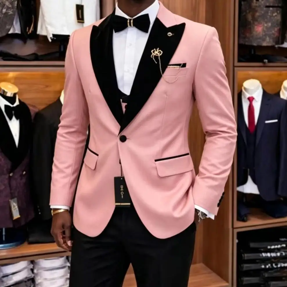 Фото Мужской костюм Slim Fit класса люкс, 3 предмета: пиджак с черными лацканами, брюки, жилет.  Свадебный смокинг на заказ для жениха.  Одежда для мужчин. №2
