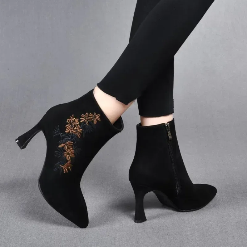 

Женские ботильоны 2023, женские ботинки в стиле ретро, современные ботинки с боковой молнией, вышивкой и острым носком, обувь на тонком каблуке, женская обувь