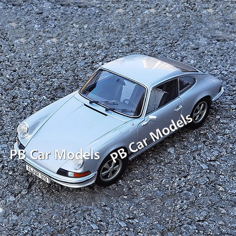 

Модель спортивного автомобиля Schuco 1:18 S Coupe из сплава + маленький подарок