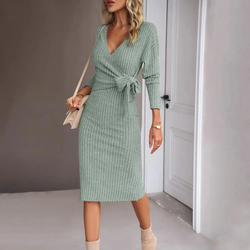 Женское платье-футляр средней длины с V-образным вырезом и длинным рукавом