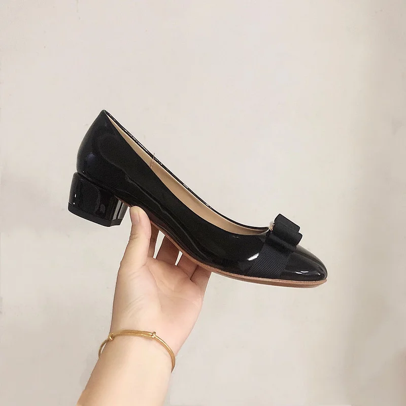 

Туфли-лодочки на плоской подошве, из лакированной кожи