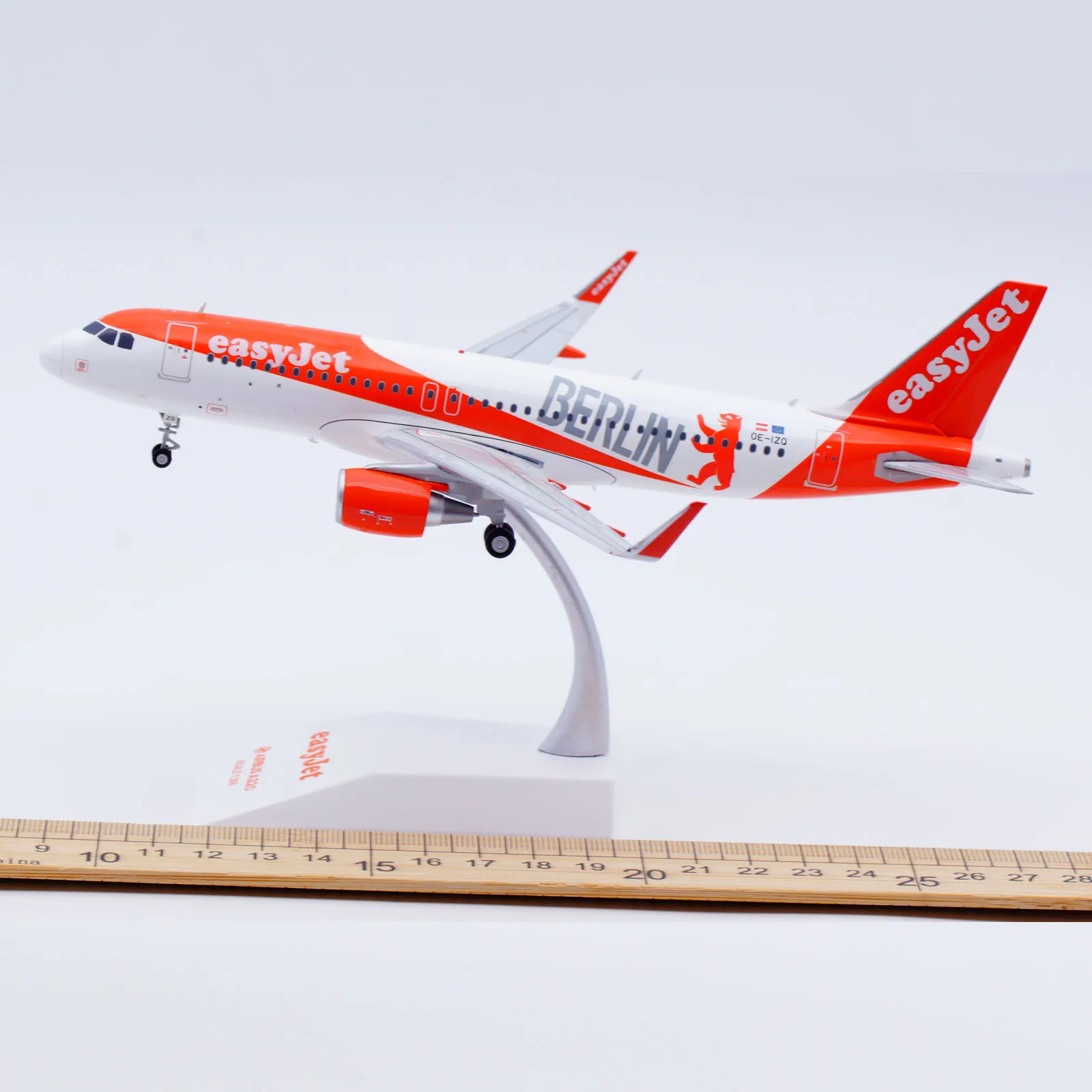 ЭВ 2320005 Коллекционный самолет из сплава подарок JC Wings 1:200 easyJet &quotBERLIN" Airbus A320