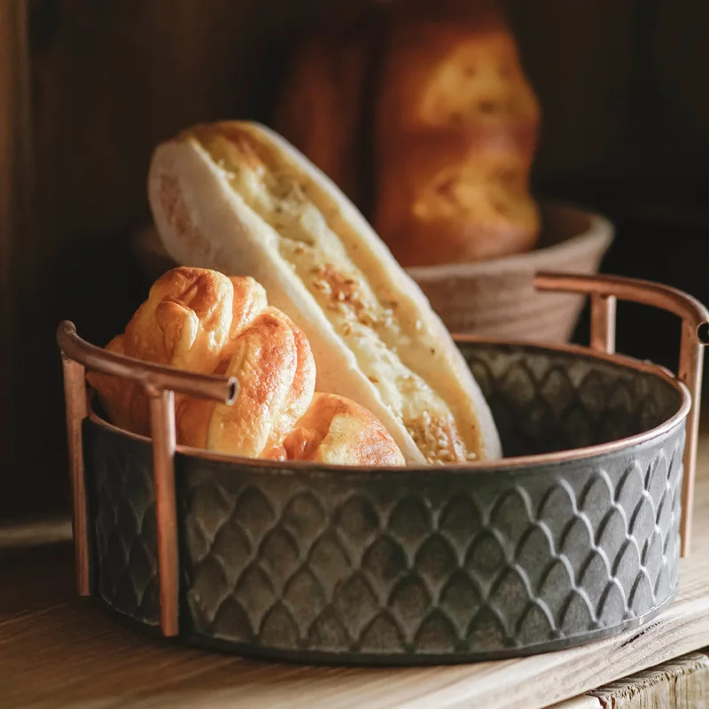 

European Handcrafted Vintage Fruit Bread Basket Round Antique Metal Trays with Handles Retro Desk Kitchen Storage for Home Decor