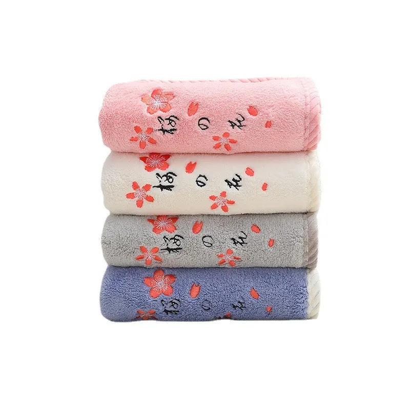 Мягкое бархатное полотенце с вышивкой 34x75 см