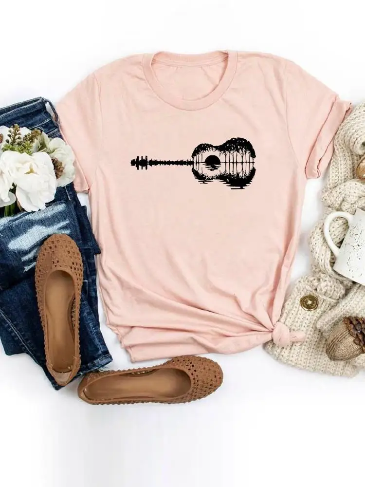 

Женская летняя футболка с коротким рукавом и графическим принтом