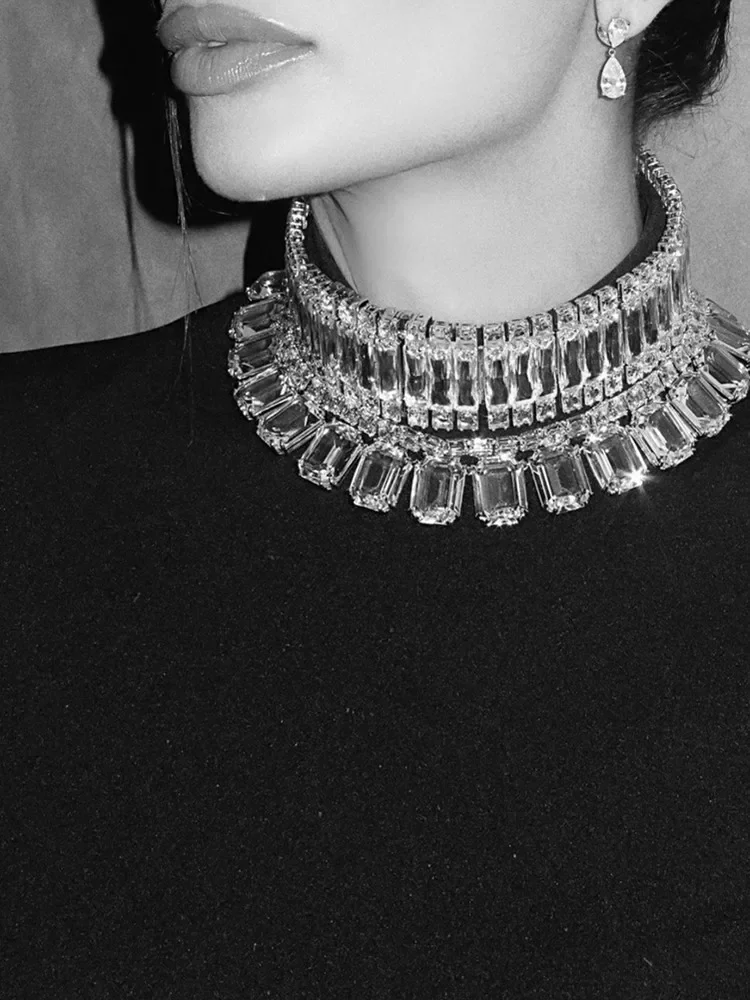 Элегантное женское зимнее теплое платье с длинным рукавом украшенное