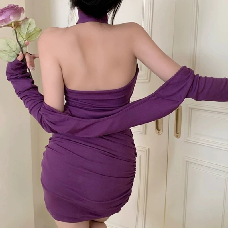 Женское облегающее платье с открытыми плечами и лямкой на шее