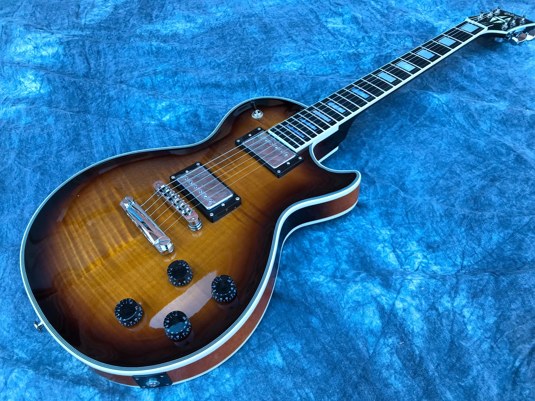 

Гитара, окантовка, фингерборд из палисандра, корпус из красного дерева, гарантия качества, без редактирования,