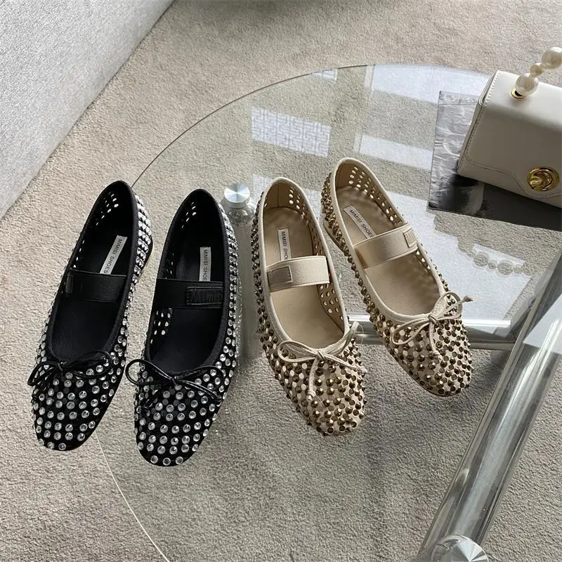 

Женские туфли на низком каблуке с круглым носком и эластичным ремешком