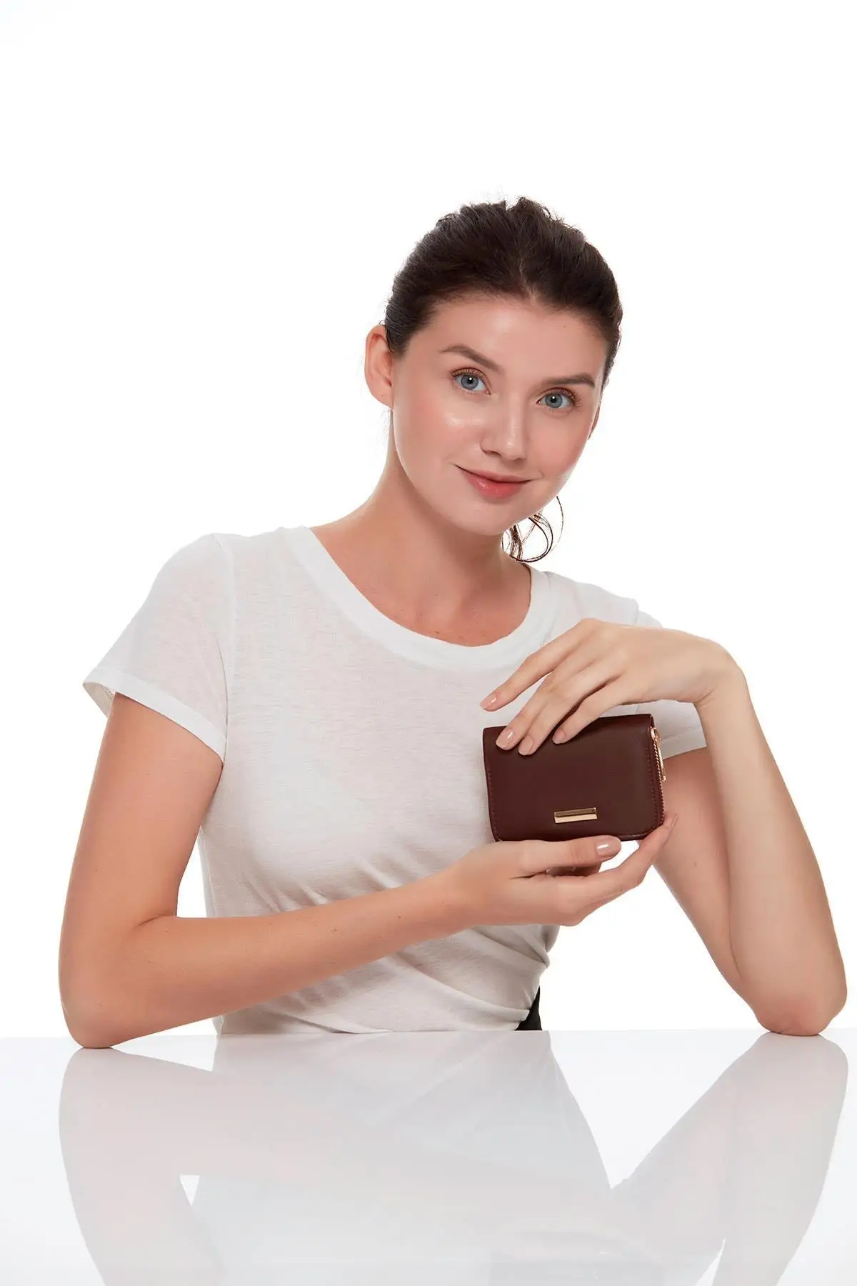 

Burgundy Women 'S Wallet, Stainless Tarnish Metal, Solid Zipper, Quality Material, Coin Compartment