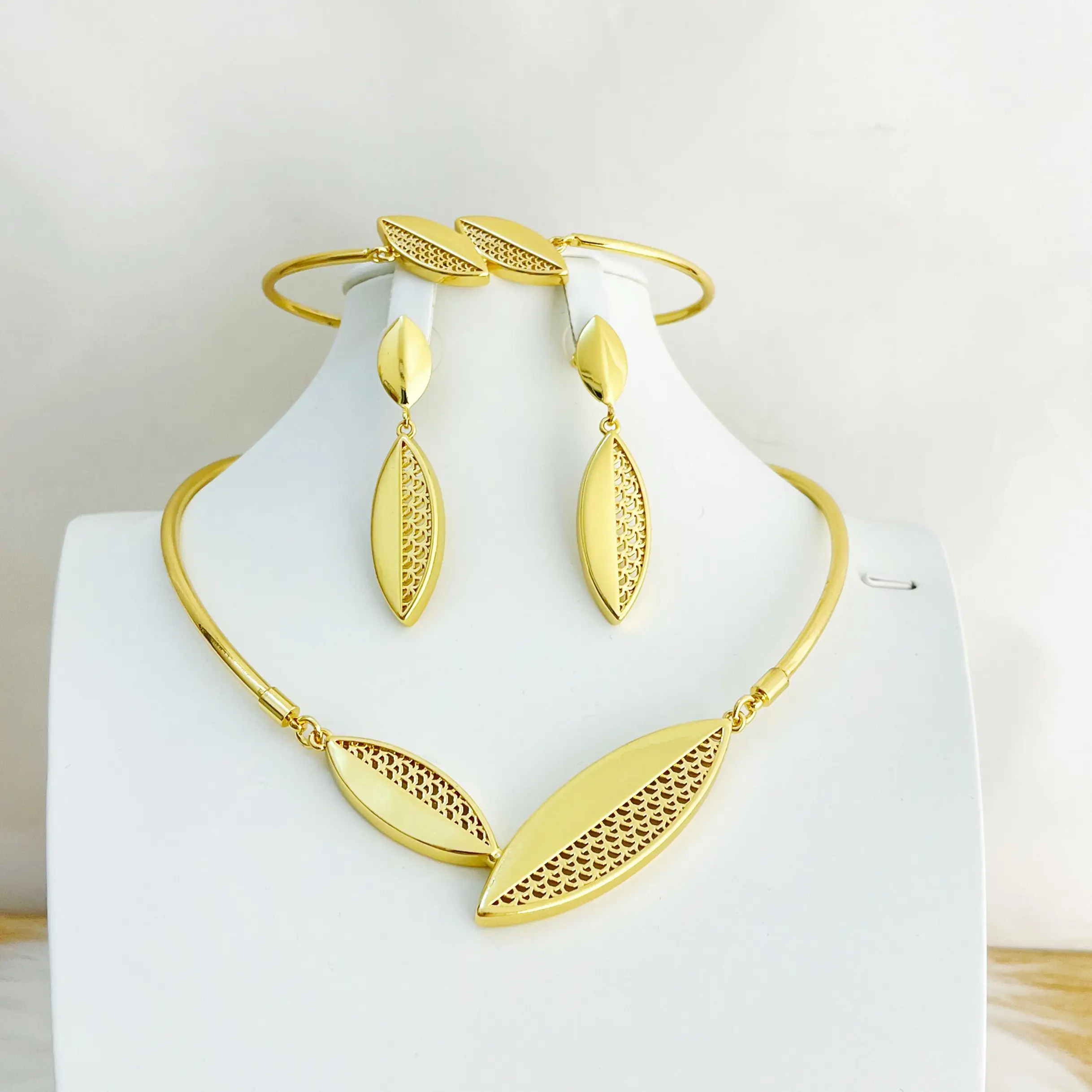 

Gold Colour Plated Necklace Earring Set Beautiful Fashion Trend Sweet Romantic Party Wedding