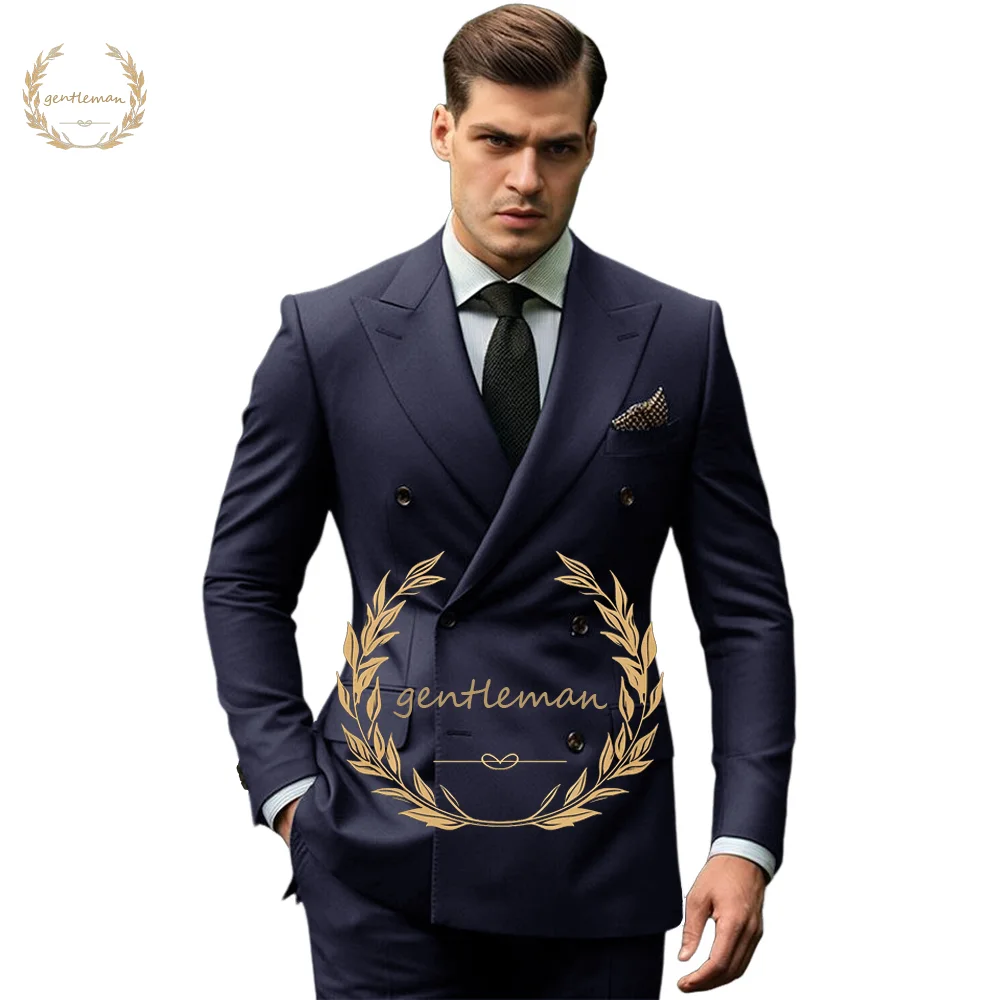 Мужской темно-синий двубортный костюм из двух предметов с лацканами — городской