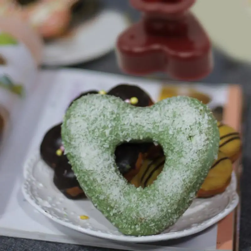 

Ventilate Biscuit Mold Abrasion Resistant Non-toxic Baking Mold Plastic Cake Mold Baking Supplies Handwork Donut Mold 1pcs