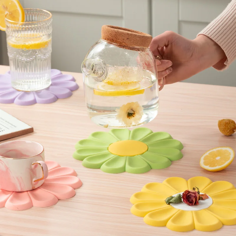 

5pcs Daisy Flower Silicone Pad Heat Resistant Insulation Durable Desk Coasters Pads Mats Anti-scalding Kitchen Accessories