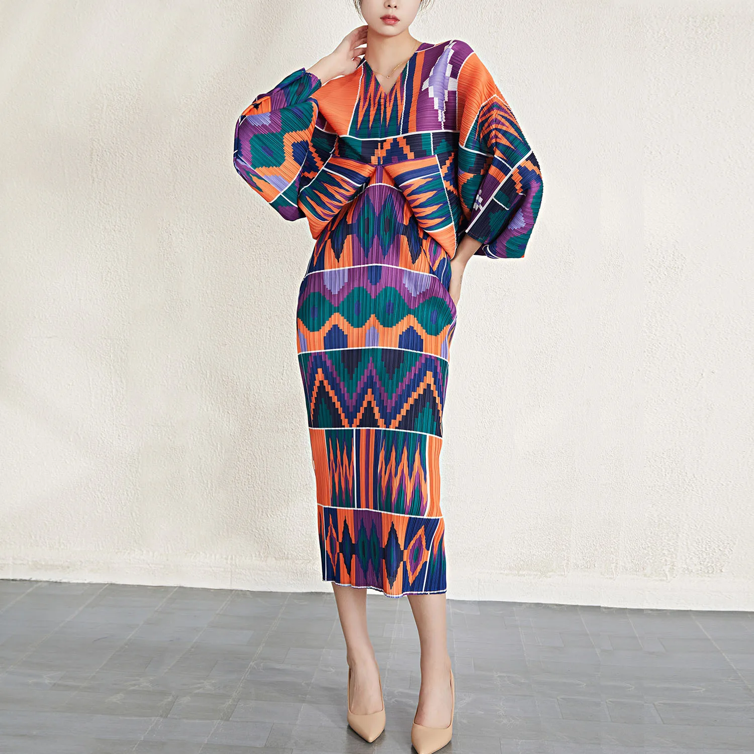 

Платье с рукавом летучая мышь и V-образным вырезом