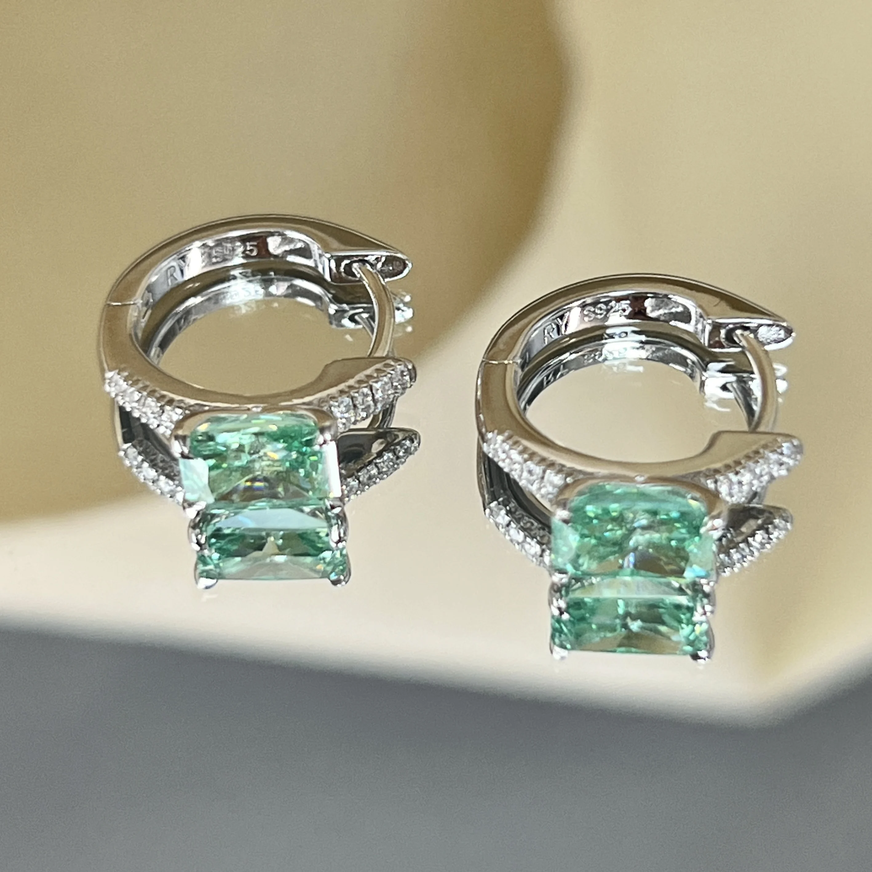 Фото Серьги из серебра S925 пробы с огранкой «ледяной цветок», инкрустацией паве, в цвете параиба, легкие, роскошные, с вставками из муассанита. №2