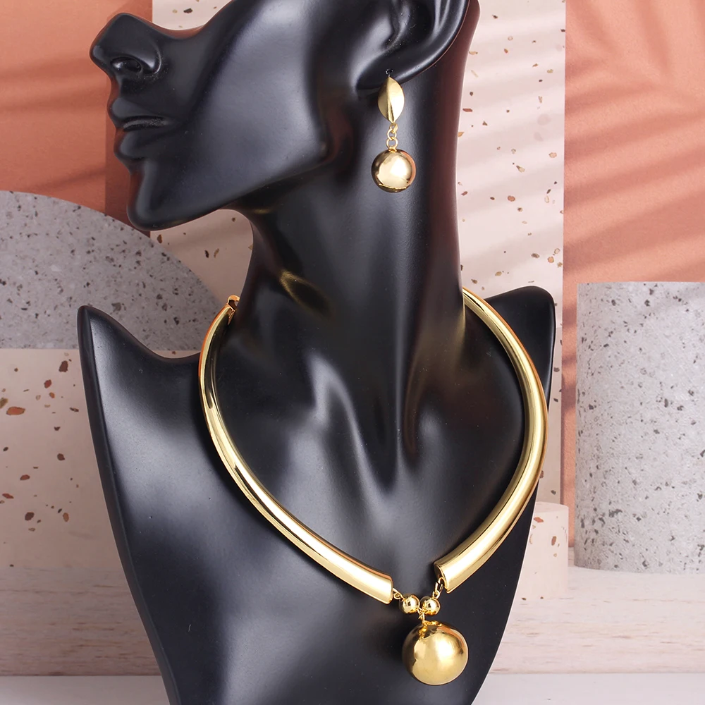 

Комплект из колье и серёг, с золотым покрытием