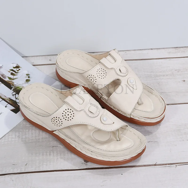 Женские тапочки новые модные однотонные сандалии на танкетке с цветами