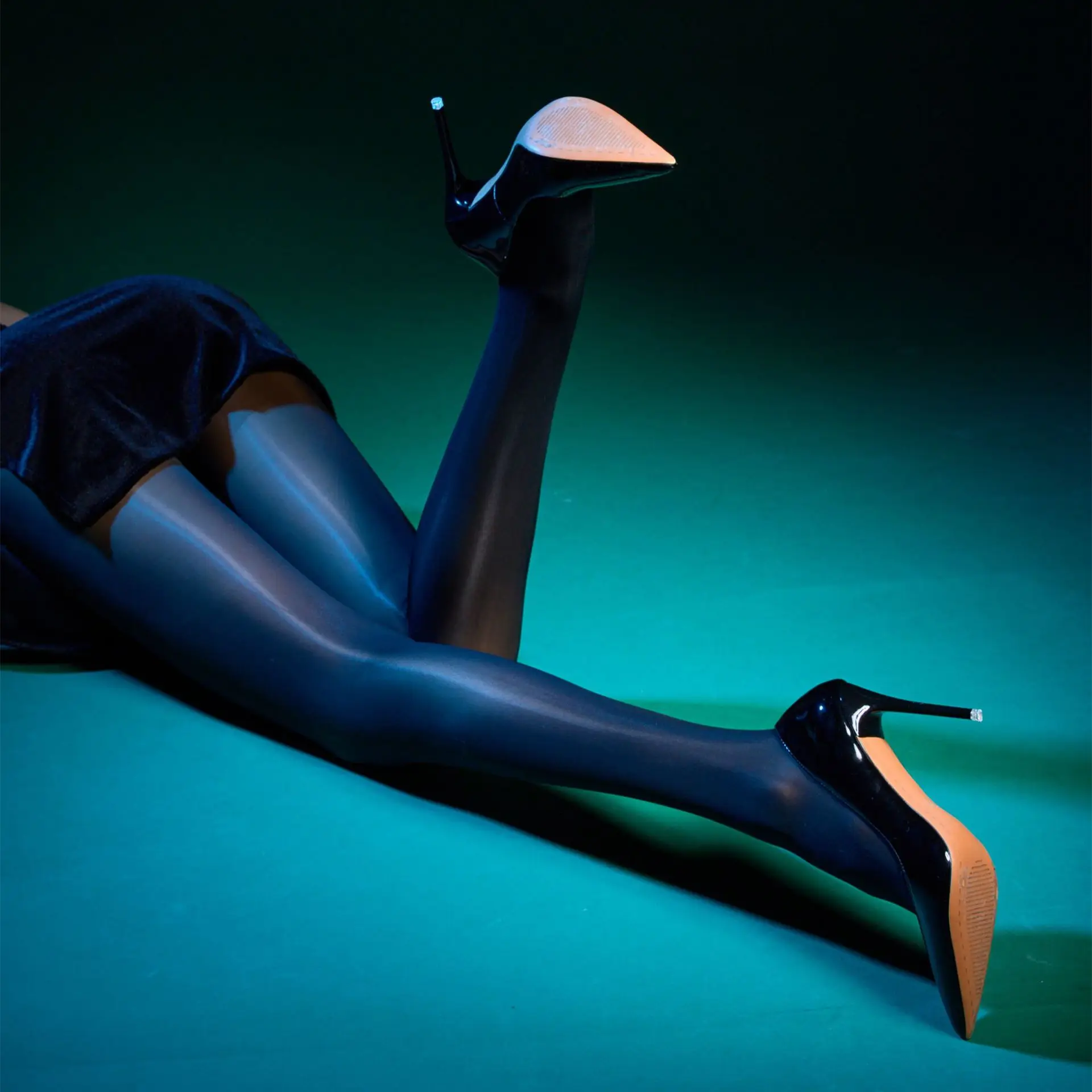 Масляные шелковые чулки ультратонкие серые блестящие сексуальные черные