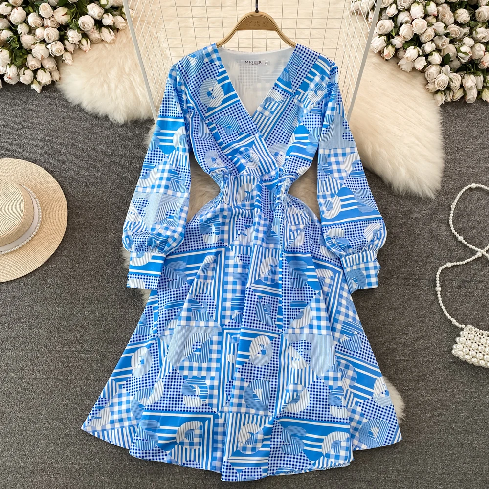 

Женское платье с длинным рукавом и V-образным вырезом