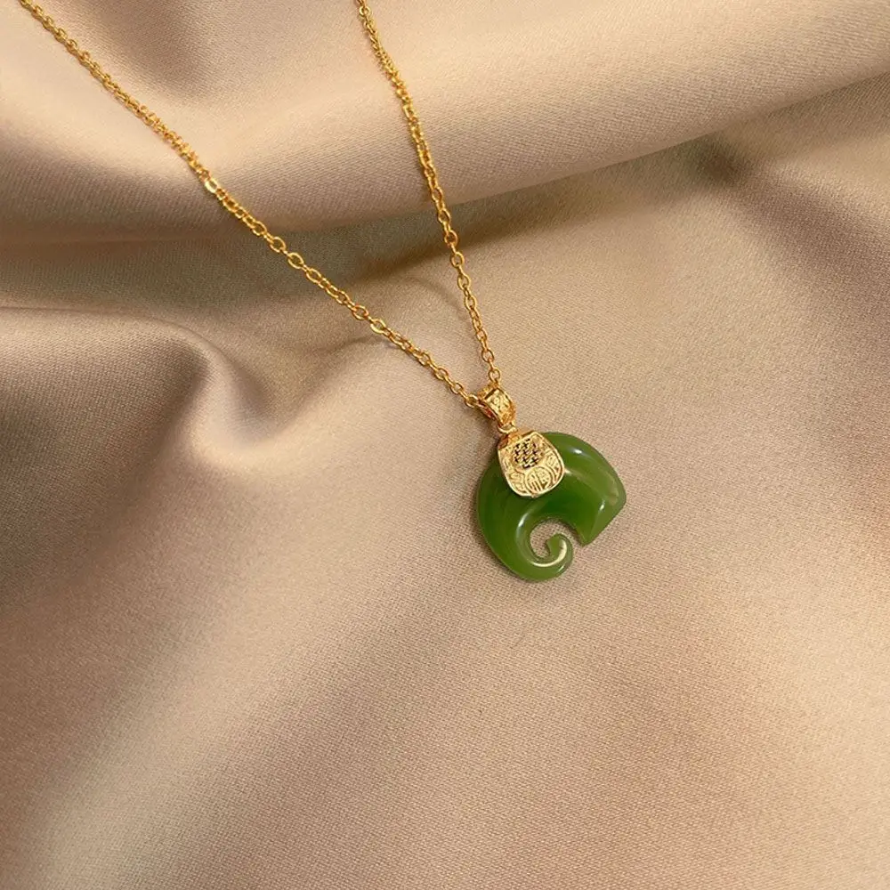 Женская цепочка золотого цвета с подвеской в виде слона | Ожерелья