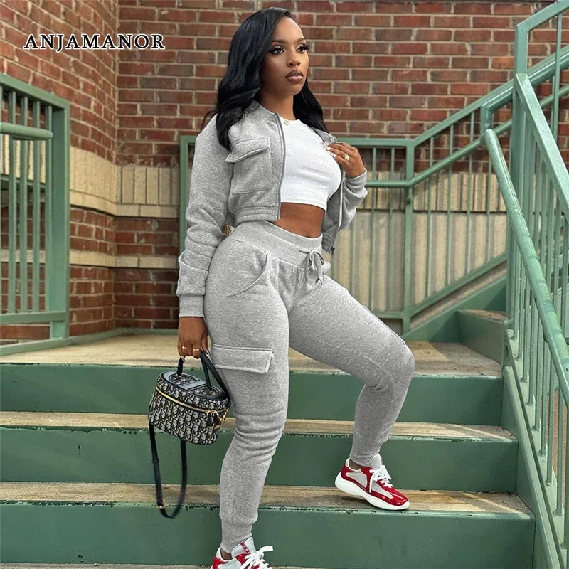 

Женский спортивный костюм с шортами и жакетом, серого и черного цвета