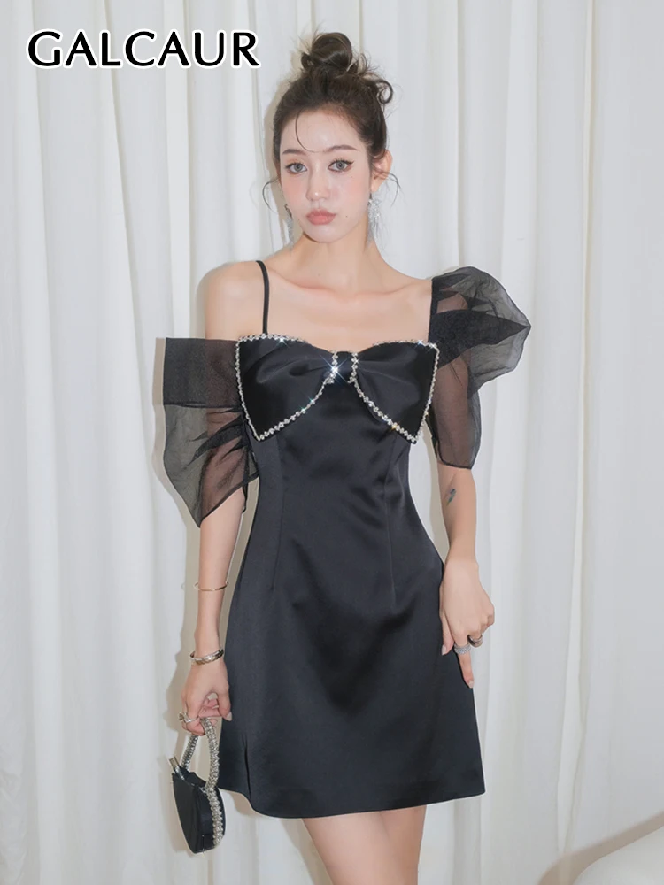 

Платье-мини женское составного кроя с бантом, квадратным вырезом и коротким рукавом