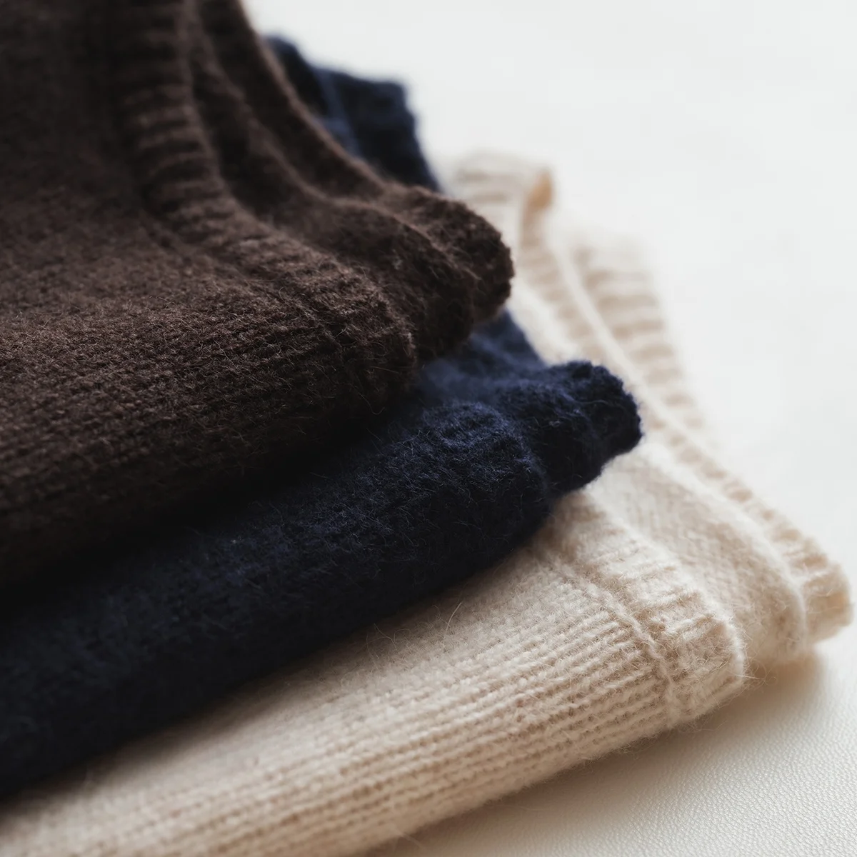 Флисовый вязаный свитер с круглым вырезом и длинными рукавами содержащий