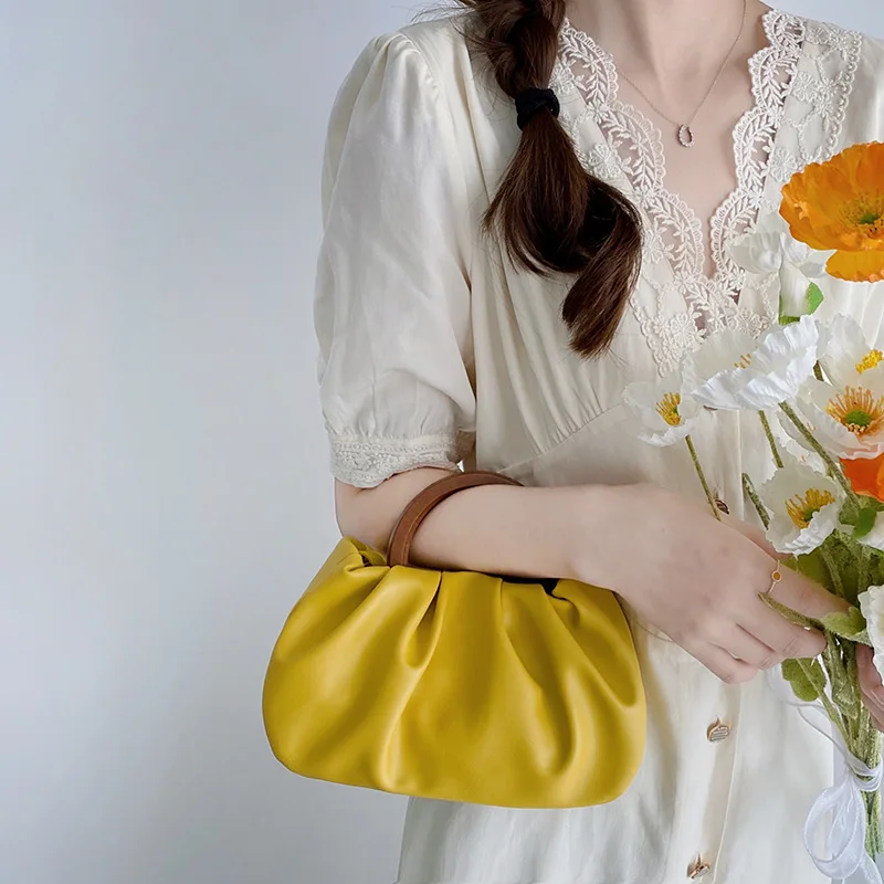 

Новинка 2022, мягкая маленькая дизайнерская складная сумка через плечо с деревянными ручками в форме облака для женщин, сумки-хобо из искусст...