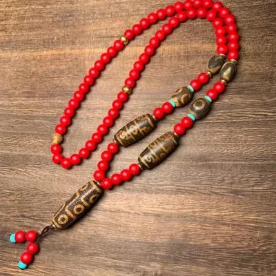 

Изысканное ожерелье с бусинами из агата