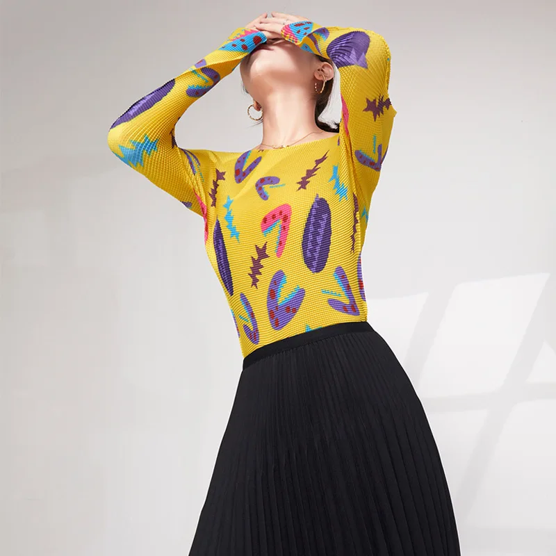 

Женская плиссированная футболка с длинным рукавом, круглым вырезом и принтом